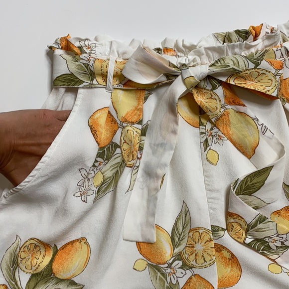 For Love and Lemons white high rise lemon print shorts with pockets size large - Picture 6 of 12